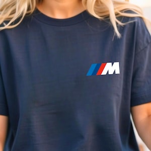 車好きのシャツ – Mスタイル。スタイリッシュな自動車愛好家のグラフィックTシャツ