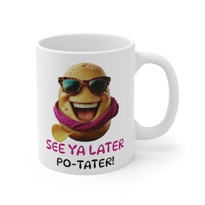 Puede incluir: Taza de café de cerámica blanca con un personaje de patata sonriente que lleva gafas de sol y una bufanda rosa. La taza tiene el texto "SEE YA LATER PO-TATER!" en letras rosas y negras.