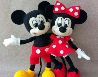 Conjunto 2 em 1 de crochê, dois ratinhos amigurumi: um ratinho menino de calção e uma ratinha menina de vestido e laço.