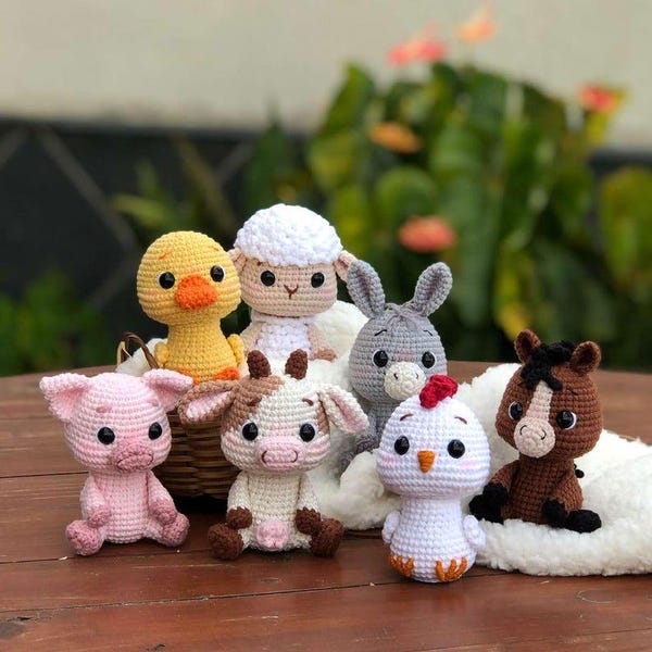 7in1 愛らしい小さな農場の動物のかぎ針編みパターン - ロバの子、ひよこ、子羊、アヒルの子、子豚、小さな牛、ダウンロード、英語の PDF