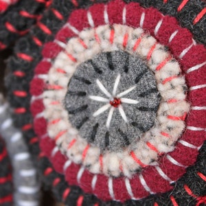 Ronds de laine 50 Ronds de laine de 2-1/2 po., Ronds de laine feutrée recyclée prédécoupée, Pièces de quelques pièces en laine, Grande variété de couleurs, de textures, Déchets de tapis en laine image 8