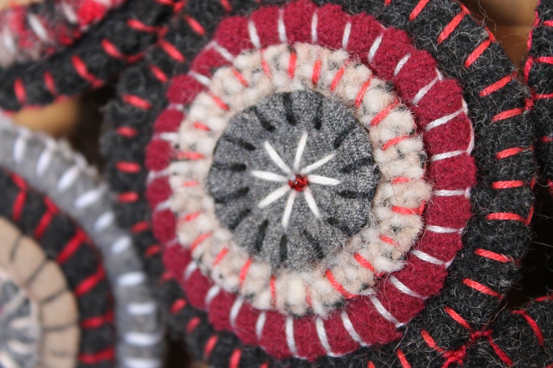 Ronds de laine 50 Ronds de laine de 2-1/2 po., Ronds de laine feutrée recyclée prédécoupée, Pièces de quelques pièces en laine, Grande variété de couleurs, de textures, Déchets de tapis en laine image 8