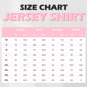 Puede incluir: Tabla de tallas para una camiseta de punto con medidas en pulgadas y cent&iacute;metros. La tabla muestra las tallas XS a 5XL con las medidas correspondientes para la longitud, el pecho, el hombro y la manga.