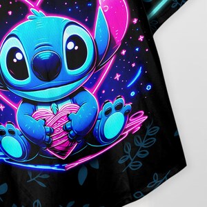 Puede incluir: Un personaje azul Stitch de la pel&iacute;cula de Disney Lilo & Stitch sosteniendo un coraz&oacute;n rosa con un efecto de brillo de ne&oacute;n sobre un fondo negro con estrellas y dise&ntilde;os florales.
