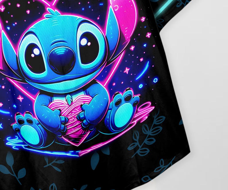 Puede incluir: Un personaje azul Stitch de la pel&iacute;cula de Disney Lilo & Stitch sosteniendo un coraz&oacute;n rosa con un efecto de brillo de ne&oacute;n sobre un fondo negro con estrellas y dise&ntilde;os florales.