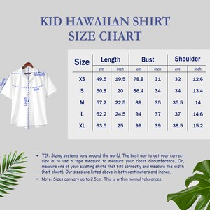Puede incluir: Una camisa hawaiana blanca para ni&ntilde;os con una tabla de tallas. La tabla enumera las medidas en cent&iacute;metros y pulgadas para largo, busto y hombro, que van de XS a XL. La camisa se muestra en una percha.