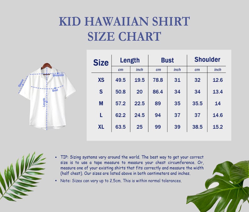 Puede incluir: Una camisa hawaiana blanca para ni&ntilde;os con una tabla de tallas. La tabla enumera las medidas en cent&iacute;metros y pulgadas para largo, busto y hombro, que van de XS a XL. La camisa se muestra en una percha.
