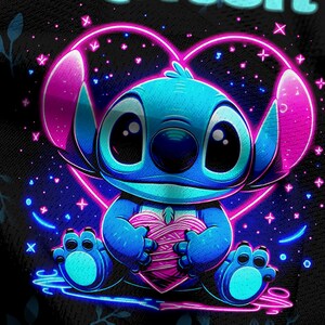 Puede incluir: Un personaje azul Stitch de la pel&iacute;cula de Disney Lilo & Stitch sosteniendo un coraz&oacute;n rosa en un marco en forma de coraz&oacute;n rosa ne&oacute;n sobre un fondo negro con estrellas blancas.