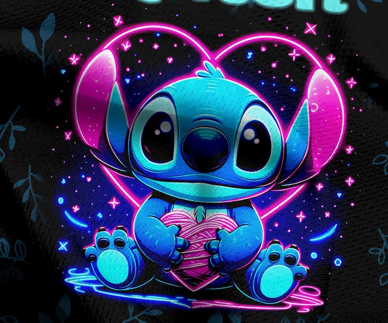 Puede incluir: Un personaje azul Stitch de la pel&iacute;cula de Disney Lilo & Stitch sosteniendo un coraz&oacute;n rosa en un marco en forma de coraz&oacute;n rosa ne&oacute;n sobre un fondo negro con estrellas blancas.