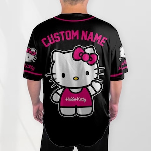 Puede incluir: Una taza de cer&aacute;mica blanca con un asa negra y el texto "But First, Coffee" en negrita negra. La taza est&aacute; sobre una superficie de madera. La taza mide aproximadamente 10 cm de alto.