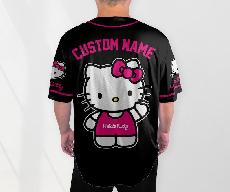 Puede incluir: Una taza de cer&aacute;mica blanca con un asa negra y el texto "But First, Coffee" en negrita negra. La taza est&aacute; sobre una superficie de madera. La taza mide aproximadamente 10 cm de alto.