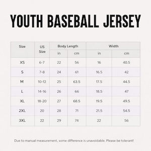 Puede incluir: Una tabla con el texto "YOUTH BASEBALL JERSEY" en la parte superior. La tabla enumera las tallas XS a 3XL con las tallas estadounidenses correspondientes, la longitud del cuerpo en pulgadas y cm, y el ancho en pulgadas y cm. El texto "Due to manual measurement, some difference is unavoidable. Please be tolerant!" est&aacute; en la parte inferior.