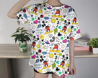 Chemise colorée imprimée Mickey Mouse, t-shirt graphique mignon pour les voyages d'été, t-shirt unisexe amusant, chemise de vacances assortie pour la famille