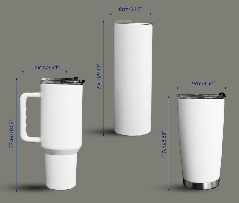 Puede incluir: Se muestran tres vasos aislados blancos de diferentes tama&ntilde;os. El m&aacute;s grande tiene un asa y mide 27 cm de alto y 10 cm de ancho. El vaso alto y delgado mide 24 cm de alto y 8 cm de ancho. El m&aacute;s peque&ntilde;o mide 17 cm de alto y 9 cm de ancho.