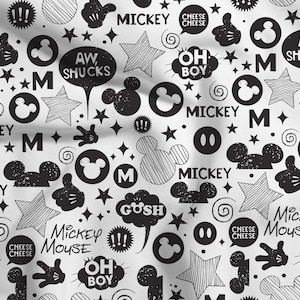 Peut inclure: Tissu blanc avec un motif noir de Mickey Mouse. Le motif comprend des silhouettes de Mickey Mouse, des &eacute;toiles, des bulles de dialogue avec des phrases comme "Aw, Shucks" et "Oh Boy", et les mots "Mickey" et "Mickey Mouse."