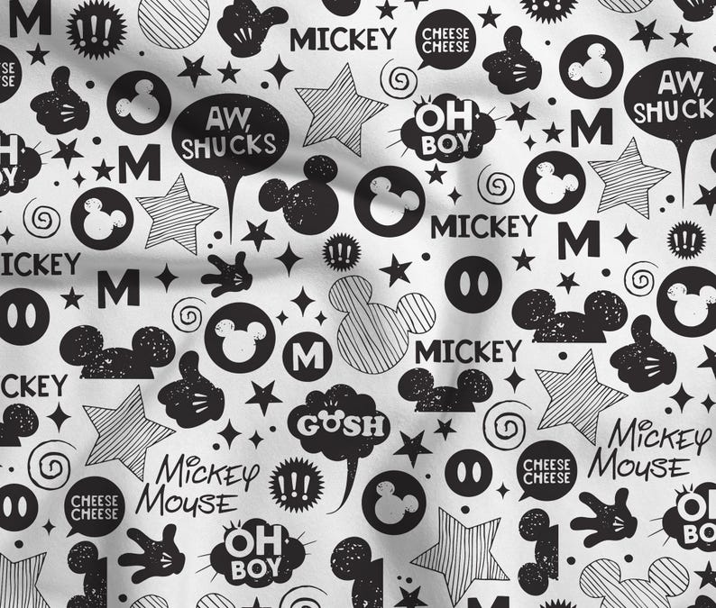 Peut inclure: Tissu blanc avec un motif noir de Mickey Mouse. Le motif comprend des silhouettes de Mickey Mouse, des &eacute;toiles, des bulles de dialogue avec des phrases comme "Aw, Shucks" et "Oh Boy", et les mots "Mickey" et "Mickey Mouse."