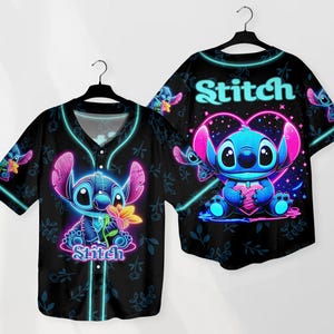 Puede incluir: Jersey de b&eacute;isbol negro con un personaje Stitch azul ne&oacute;n sosteniendo un coraz&oacute;n. El jersey tiene un patr&oacute;n floral y el texto "Stitch" en la parte delantera y trasera.