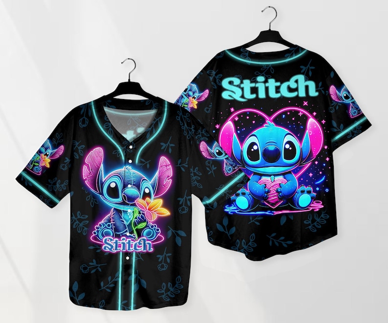 Puede incluir: Jersey de b&eacute;isbol negro con un personaje Stitch azul ne&oacute;n sosteniendo un coraz&oacute;n. El jersey tiene un patr&oacute;n floral y el texto "Stitch" en la parte delantera y trasera.