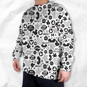 Peut inclure: Sweat-shirt blanc &agrave; manches longues avec un motif noir de Mickey Mouse. Le motif comprend le visage, les mains, les &eacute;toiles et du texte comme "Oh Boy" et "Mickey Mouse". Style d&eacute;contract&eacute;.
