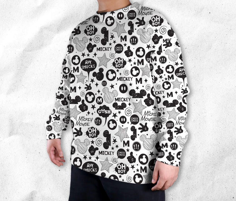 Peut inclure: Sweat-shirt blanc &agrave; manches longues avec un motif noir de Mickey Mouse. Le motif comprend le visage, les mains, les &eacute;toiles et du texte comme "Oh Boy" et "Mickey Mouse". Style d&eacute;contract&eacute;.
