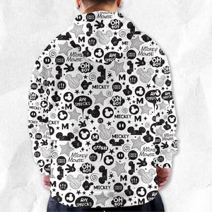 Peut inclure: Sweat &agrave; capuche blanc avec un motif noir de Mickey Mouse. Le design comprend des silhouettes de Mickey Mouse, des &eacute;toiles, des bulles et des textes comme "Mickey Mouse", "Oh Boy" et "Aw Shucks".