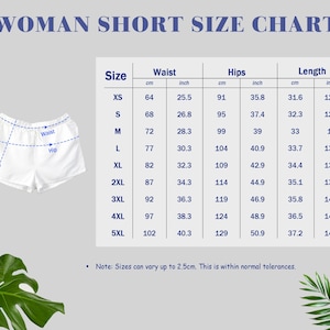 Puede incluir: Tabla de tallas de shorts para mujer, con medidas en cm y pulgadas. Tallas de XS a 5XL, con detalles de cintura, cadera y largo. El short es blanco. El texto "WOMAN SHORT SIZE CHART" est&aacute; en la parte superior.