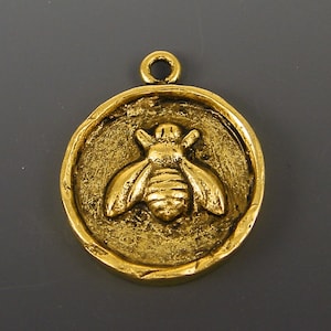 Bee Charm Bee Pendant Antique Gold Round Bee Charm Bee Medallion Honey Bee Bumblebee Charms |NU1-2|1 XN