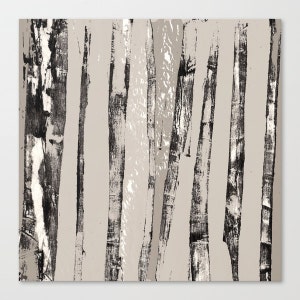 K&ouml;nnte beinhalten: Abstrakter Kunstdruck mit einem Muster aus vertikalen schwarzen und wei&szlig;en Linien auf einem hellbeigen Hintergrund. Die Linien erinnern an Baumst&auml;mme in einem Wald.