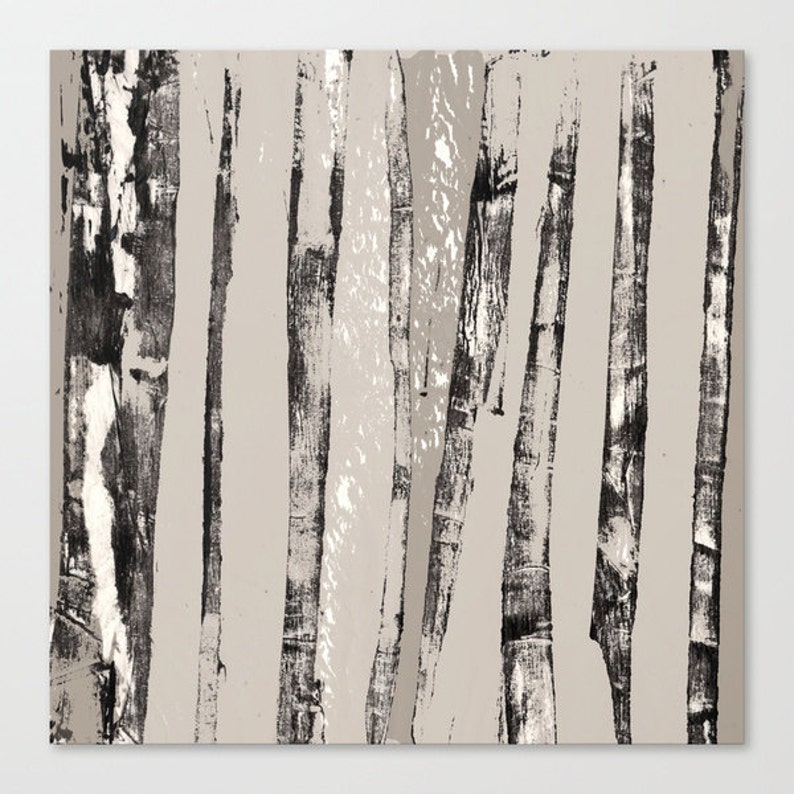 K&ouml;nnte beinhalten: Abstrakter Kunstdruck mit einem Muster aus vertikalen schwarzen und wei&szlig;en Linien auf einem hellbeigen Hintergrund. Die Linien erinnern an Baumst&auml;mme in einem Wald.