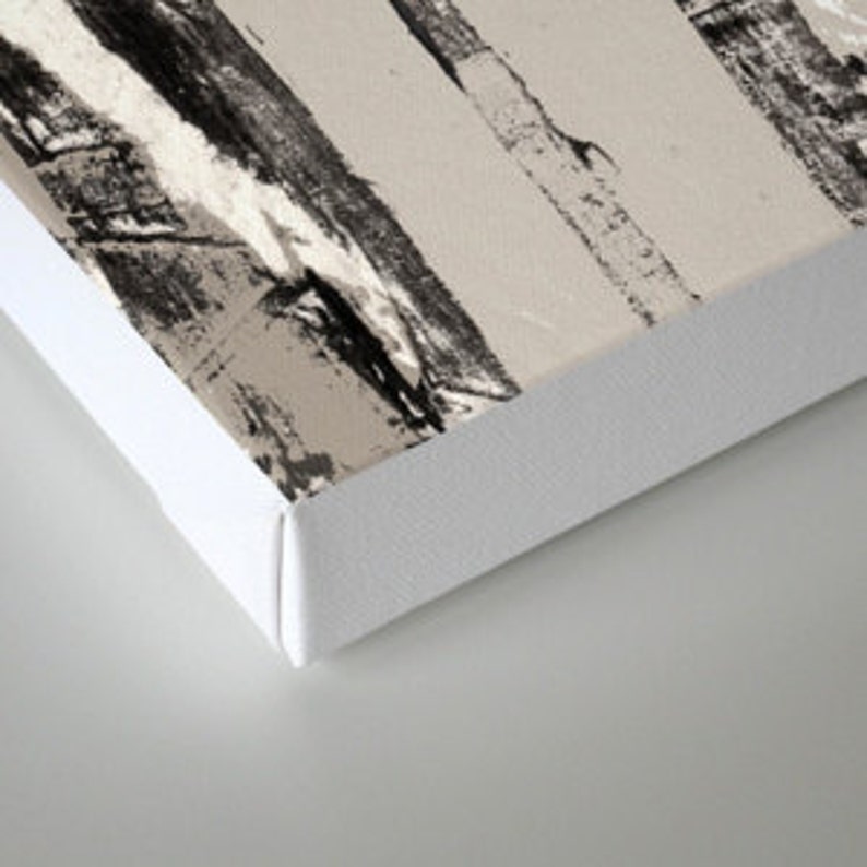 K&ouml;nnte beinhalten: Abstrakter Kunstdruck mit vertikalen Pinselstrichen in Schwarzwei&szlig; auf beigefarbenem Hintergrund.