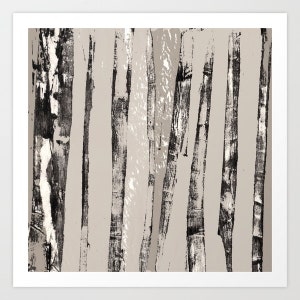 K&ouml;nnte beinhalten: Abstrakter Kunstdruck mit einem vertikalen Muster aus schwarzen und wei&szlig;en Pinselstrichen auf hellgrauem Hintergrund.