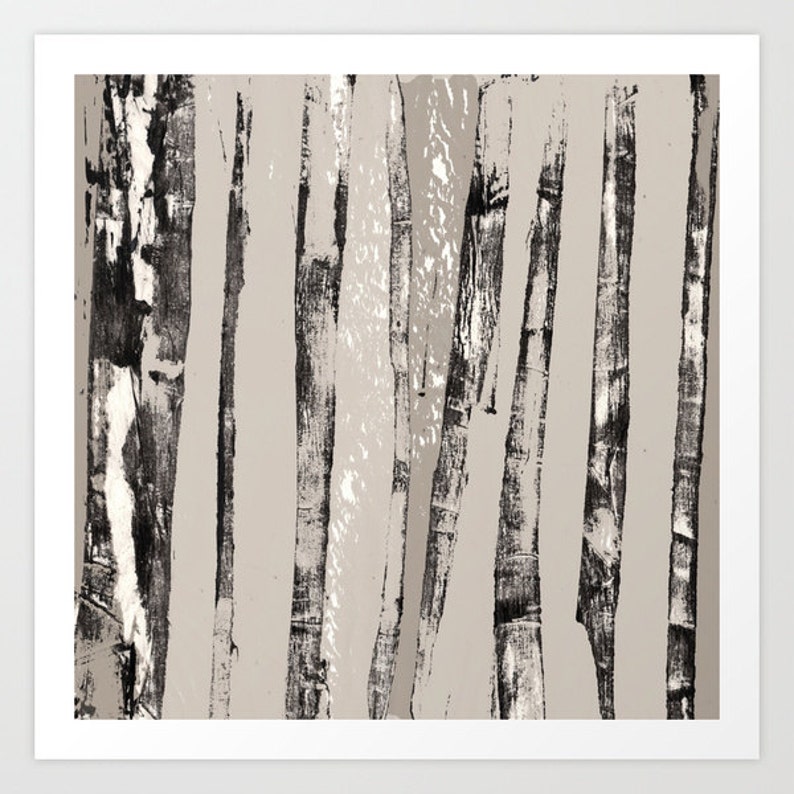 K&ouml;nnte beinhalten: Abstrakter Kunstdruck mit einem vertikalen Muster aus schwarzen und wei&szlig;en Pinselstrichen auf hellgrauem Hintergrund.