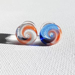 00g Glass Plugs Orange Blue White Spiral Swirl Pattern Double Flare Pair Borosilicate Flameworked Gauges for Ears (2000)