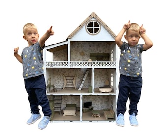 Peut inclure: Une maison de poupée en bois à plusieurs étages avec un extérieur blanc, des bordures beiges et une fenêtre ronde. L'intérieur présente des meubles miniatures détaillés et du papier peint. Un enfant se tient devant la maison de poupée.