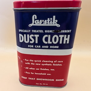 Puede incluir: Una lata roja y azul con las palabras "Lasstik Dust Cloth" y "For Car and Home" impresas en ella. La lata está etiquetada como "Specially Treated, Highly Sorbent".