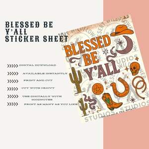 Pode incluir: Uma folha de adesivos com tema western, com o texto "Blessed Be Y'all" em laranja e castanho. A folha inclui ilustrações de um chapéu de cowboy, cacto, ferradura e caveira. O texto "Download digital" também é visível.