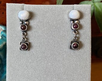 Pendientes colgantes de plata de ley, granate y perlas.