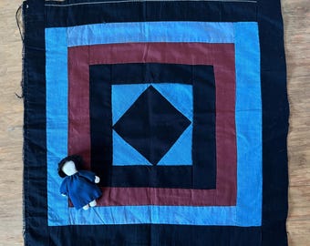 Cuadrado de colcha Amish antiguo y muñeca de bolsillo