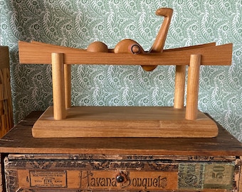 Juguete giratorio de madera antiguo