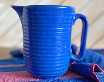 Jarra vintage de granja azul