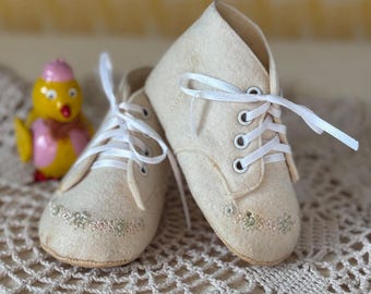 Zapatos de bebé vintage bordados con fieltro de lana