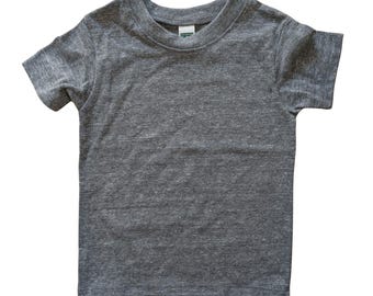Maglietta a maniche corte per neonati Blank Eco Triblend, maglietta per neonati Blank, maglietta unisex TAGLIA BAMBINO all'ingrosso, girocollo, abbigliamento per neonati Made in USA