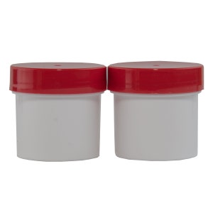 Pode incluir: Dois recipientes de pl&aacute;stico branco com tampas vermelhas. Os recipientes est&atilde;o vazios e t&ecirc;m um pequeno furo no centro da tampa.