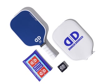 Könnte beinhalten: Ein blaues und weißes Pickleball-Schläger-Set mit einer weißen Schlägerhülle, einem blauen und weißen Schlägergriff und einem blauen und weißen DINKER DRINKER-Logo. Das Set enthält außerdem einen blauen und weißen DINKER DRINKER-Logo-Aufkleber und ein blaues und weißes DINKER DRINKER-Logo-Handtuch.