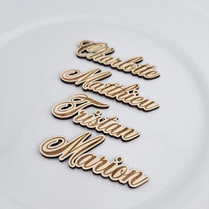 Marque-Places de Mariage Personnalisés en Bois - Découpes Laser Élégantes pour Réception et Événements Spéciaux