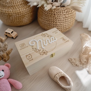 Coffret souvenir bébé en bois et prénom 3D, pour naissance ou baptême - Boite souvenir en bois brut à personnaliser.