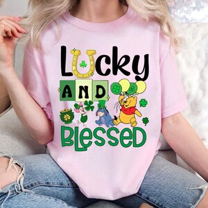 Shirt Lucky and Blessed, schattig St. Patrick's Day-T-shirt, Winnie de Pooh-shirt groene klaver, cartoon vakantie-T-shirt, roze uniseks cadeau-topje