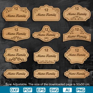 Può includere: Una collezione di targhe in legno con numeri civici e vari bordi decorativi. Ogni targa mostra il numero "12" e il testo "Name Family". Le targhe hanno forme e dimensioni diverse, con dettagli incisi.