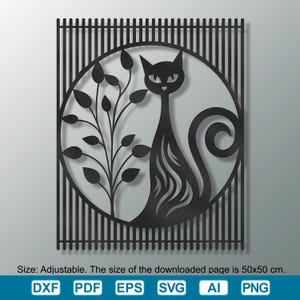Op de afbeelding: Zwarte metalen kat silhouet wandkunst. De kat zit in een cirkelvormig frame, met een gestileerde boom en verticale balken op de achtergrond. De grootte van de gedownloade pagina is 50x50 cm.