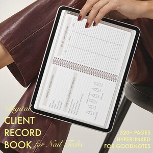 Puede incluir: Un libro de registro de clientes digital para técnicos de uñas mostrado en una pantalla de tableta. La interfaz incluye secciones para el historial de citas, información personal y preferencias de uñas con iconos y campos de texto.